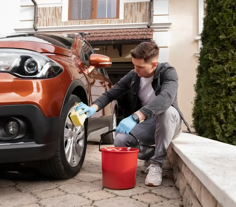 Lavage auto à domicile Chevanceaux : professionnel intervenant sur un véhicule